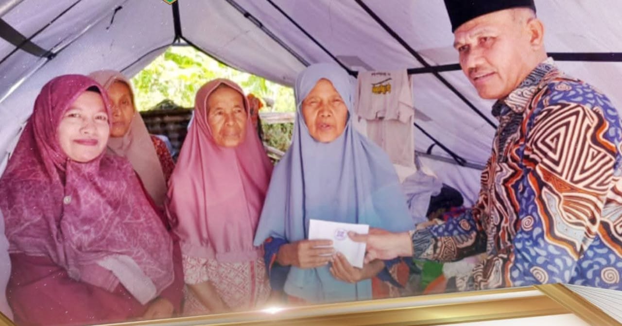 Ketua BKMT saat serahkan bantuan untuk korban kebakaran di Kelurahan Koto Katiak.
